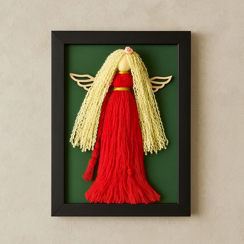 عروسک دست ساز مکرومه_ای طرح فرشته لباس قرمز