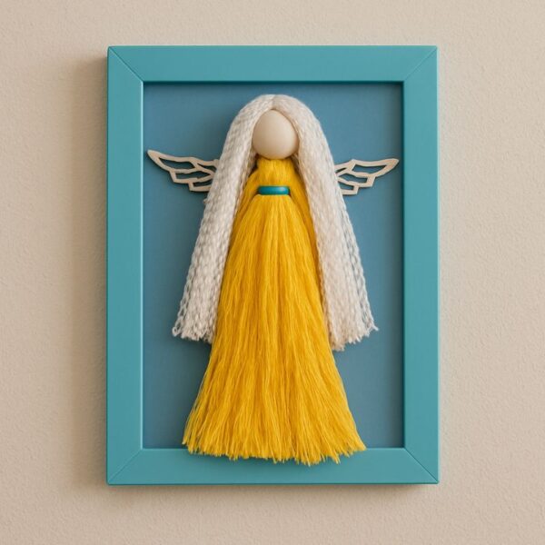 عروسک دست ساز مکرومه_ای طرح فرشته قاب دار دیواری