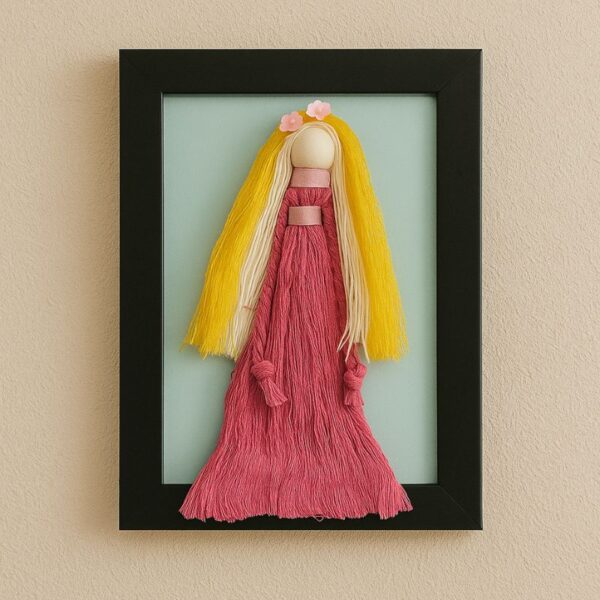 عروسک دست ساز مکرومه_ای دیواری طرح دختر با لباس صورتی