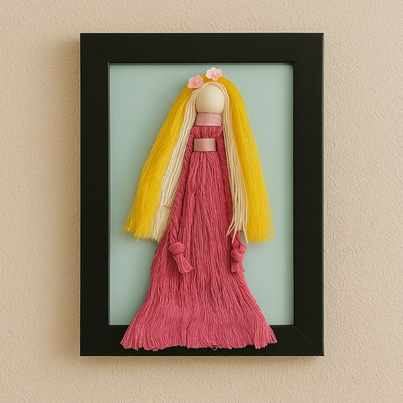 عروسک دست ساز مکرومه_ای دیواری طرح دختر با لباس صورتی