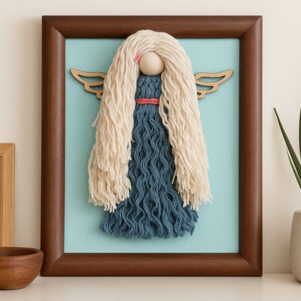 قاب دکوری دست ساز طرح فرشته با عروسک کاموایی