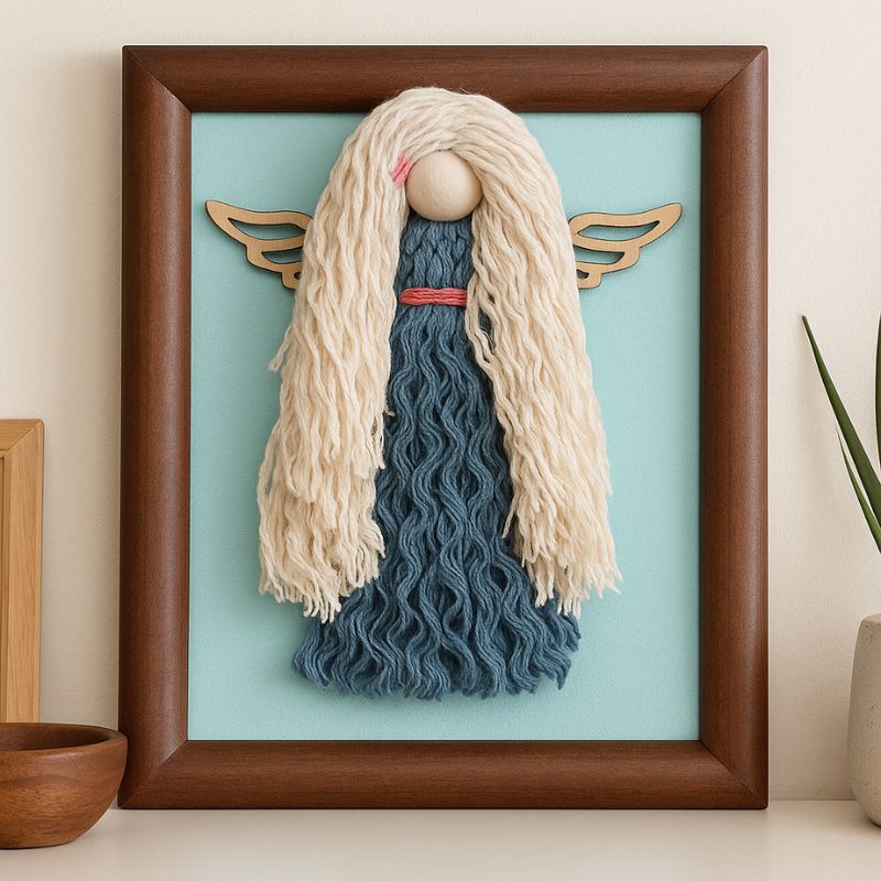 قاب دکوری دست ساز طرح فرشته با عروسک کاموایی