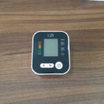 فشارسنج دیجیتال بازویی سیکس مدل RAK283 با منبع تغذیه برق و باتری، همراه کیف و آداپتور و کاف مخصوص بازویی